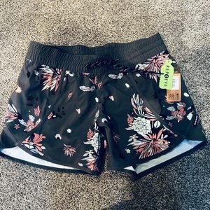 Ladies Dakine Dauntless board shorts size Medium. New with tags. Too big for me.